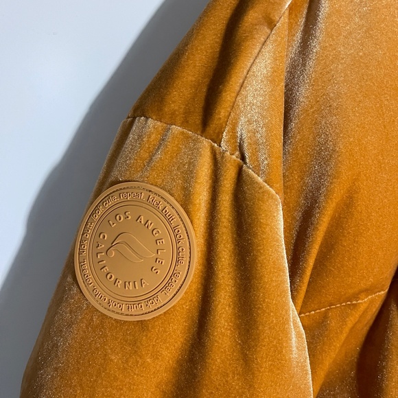 Fabletics Wander Velour Cropped Puffer Jacket Size Large - Picture 6 of 15